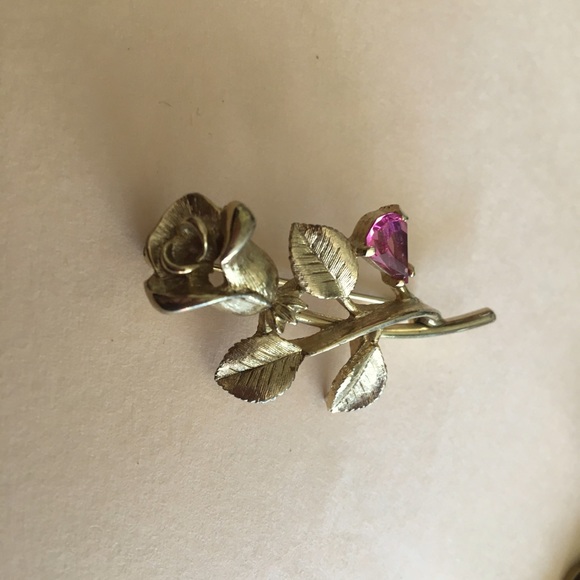 Vintage rose pin. Gold with pink crystal. - Picture 3 of 4